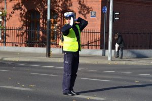 światło zielone - ruch otwarty dla nadjeżdżających z prawej i lewej policjanta (2)
