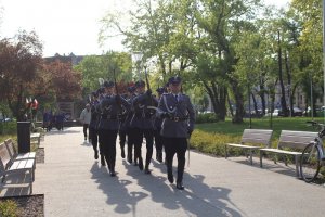 widok policjantów w mundurach z karabinami