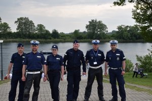 6 policjantów na tle jeziora