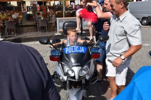 dziecko siedzi na motorze policyjnym