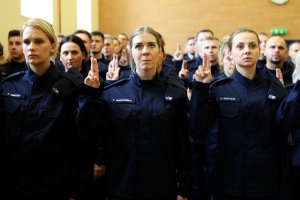 grupa młodych policjantów