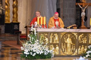 zdjęcie kolorowe wykonane w Katedrze Gnieźnieńskiej, biskup i ksiądz na ołtarzu podczas nabożeństwa mszy św.