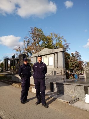 policjant i policjantka na cmentarzu