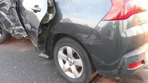 widoczny na zdjęciu samochód, który brał udział w wypadku.