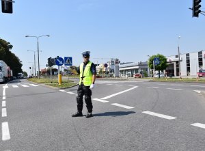policjant kierujący ruchem na skrzyżowaniu ul. Poznańskiej z ul. Kostrzewskiego w Gnieźnie
