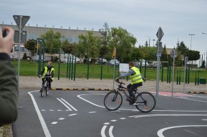 Dwóch nastolatków jedzie rowerami po miasteczku rowerowym