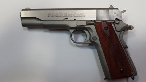 pistolet srebrny, z drewnianymi wstawkami