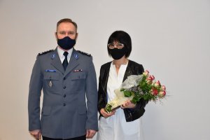 policjant i kobieta z kwiatami