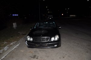 czarne auto na parkingu