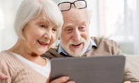 seniorzy - mężczyzna i kobieta przed laptopem