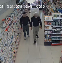 Dwóch mężczyzn bez wizerunku w sklepie między półkami