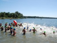 kilkanaście osób kąpie się w jeziorze