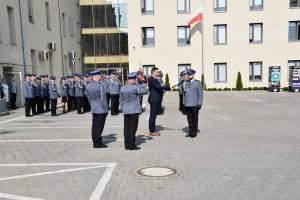 Funkcjonariusze KPP Gniezno oraz zaproszeni goście podczas powiatowych obchodów 100. rocznicy powołania Policji Państwowej