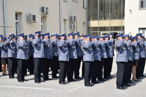 Funkcjonariusze KPP Gniezno oraz zaproszeni goście podczas powiatowych obchodów 100. rocznicy powołania Policji Państwowej
