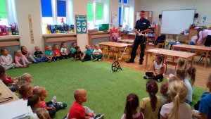policjant i przedszkolaki