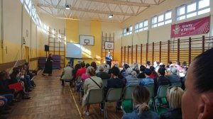 Zebrani rodzice podczas spotkania z profilaktykiem społecznym w Szkole Podstawowej nr 9 w Gnieźnie.