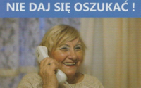 seniorka rozmawiająca przez telefon