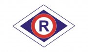 widoczna na zdjęciu litera R to logo  funkcjonariuszy wydziału ruchu drogowego