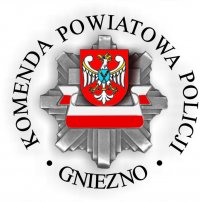 logo policji w Gnieźnie z odznaką i biało - czerwoną flagą