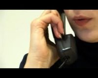 policjant trzyma słuchawkę od telefonu