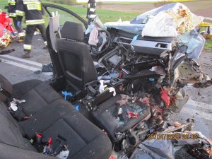 auto w kolorze czarnym zniszczone  po wypadku