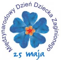 niebieska niezapominajka i napis w kształcie koła Międzynarodowy Dzień Dziecka Zaginionego