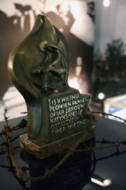 rzeźba - płomień pamięci ofiar zbrodni katyńskiej