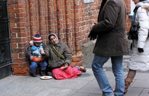 osoby bezdomne żebrzące o pieniądze