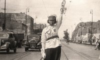 stare zdjęcie, policjantka na drodze kieruje ruchem
