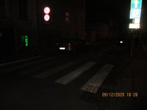 zdjęcie robione w godzinach wieczornych; auto stojące przy pasach