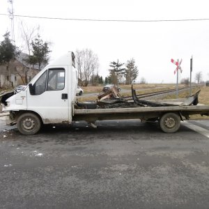 uszkodzona biała ciężarówka