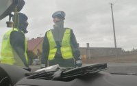 dwóch policjantów na drodze