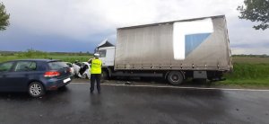 ciężarówka i osobówka biorące udział w wypadku
