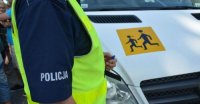 policjant i pojazd przewożący dzieci