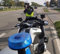 Policyjny motocyklista prowadzący pomiar prędkości