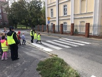 dzieci i dwie policjantki przy przejściu dla pieszych