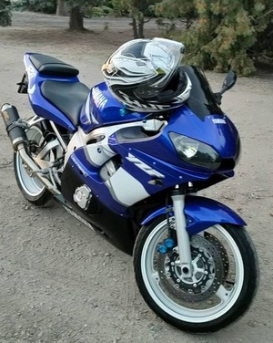 motocykl srebrno - niebieski