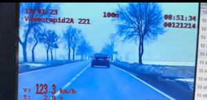 zdjęcie kolorowe z policyjnego radaru kierowcy, który przekroczył dozwoloną prędkość