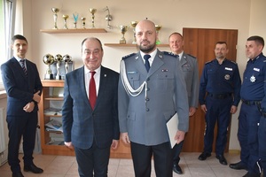 Policjanci z KPP w Gnieźnie oraz Komisariatu Policji w Witkowie i Burmistrz MiG w Witkowie