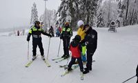 dzieci i młodzież na stoku narciarskim