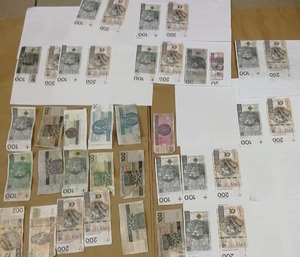 zdjęcie kolorowe, banknoty w różnych nominałach porozkładane na stole