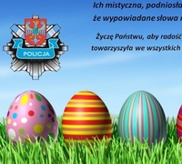 Trzy kolorowe jajka na trawie i logo policji w Gnieźnie