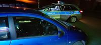 zdjęcie kolorowe wykonane na drodze lokalnej w Zdziechowie, widoczne radiowóz i inny niebieski samochód osobowy