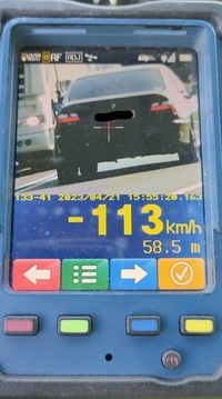 zdjęcie kolorowe wykonane miernikiem prędkości, widoczne ciemne auto osobowe i na liczniku 113 km/h