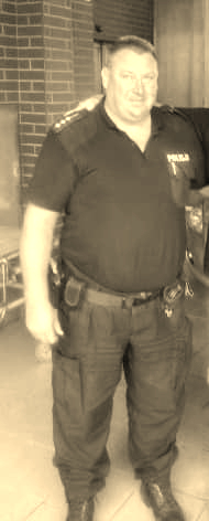 zdjęcie sepi, policjant w czarnym moro