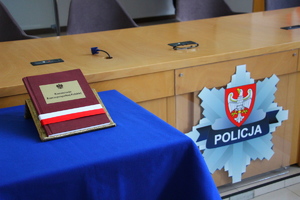konstytucja Rzeczpospolitej Polski w formie książkowej położona na stole z niebieskim obrusem