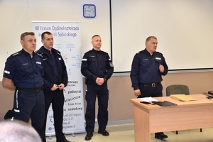 czterech policjantów stoi