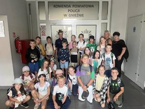 na zdjęci są policjanci z KPP w Gnieźnie oraz dzieci z półkolonii ze środowiskowym programem profilaktycznym organizowanym przez Stowarzyszenie Młodych Wielkopolan