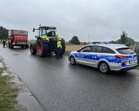 policjanci podczas kontroli pojazdów rolniczych