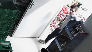 Zdjęcie kolorowe, rozmazane. Mężczyzna około 30 lat wchodzi do pomieszczenia.